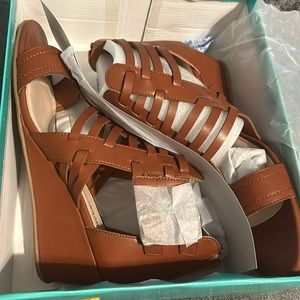 New brown sandals, size 13